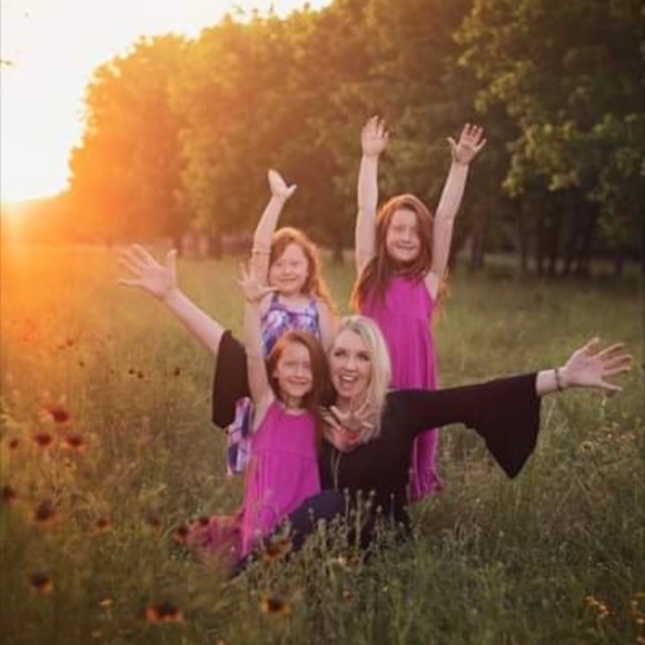 Meet your Posher, Cari (aka Noni2Six) - Picture 4 of 5